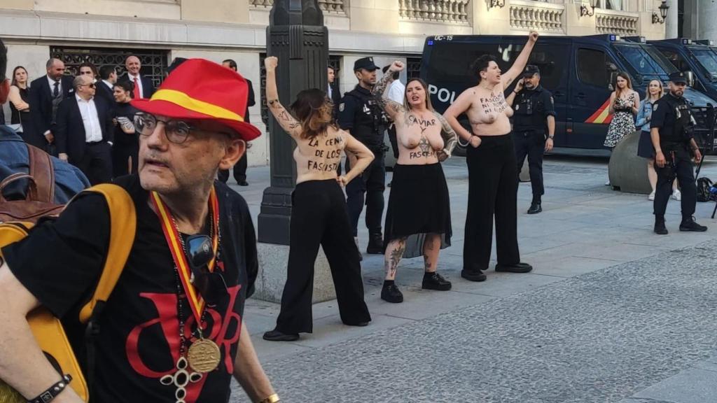 Manifestantes feministas protestan por la visita de Milei a las puertas del Real Casino de Madrid