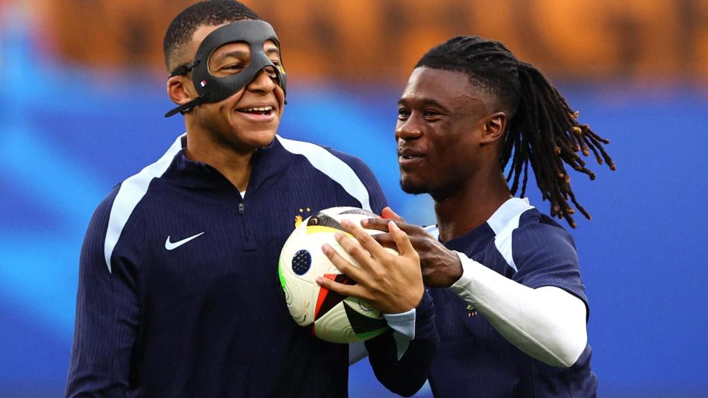 Mbappé, con la máscara protectora y junto a Camavinga en la Eurocopa