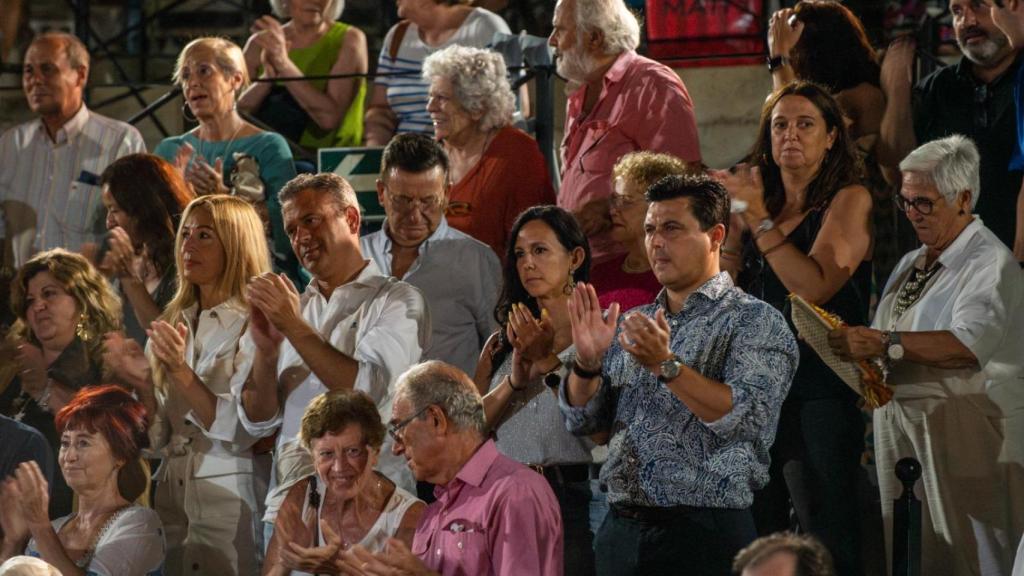 El consejero de Presidencia, Marcos Ortuño, con camisa blanca (1 izquierda), junto al alcalde de San Javier, José Miguel Luengo, aplaudiendo de pie con camisa de tonos azules (1 a la derecha), asistiendo a la celebración de uno de los festivales de San Javier.