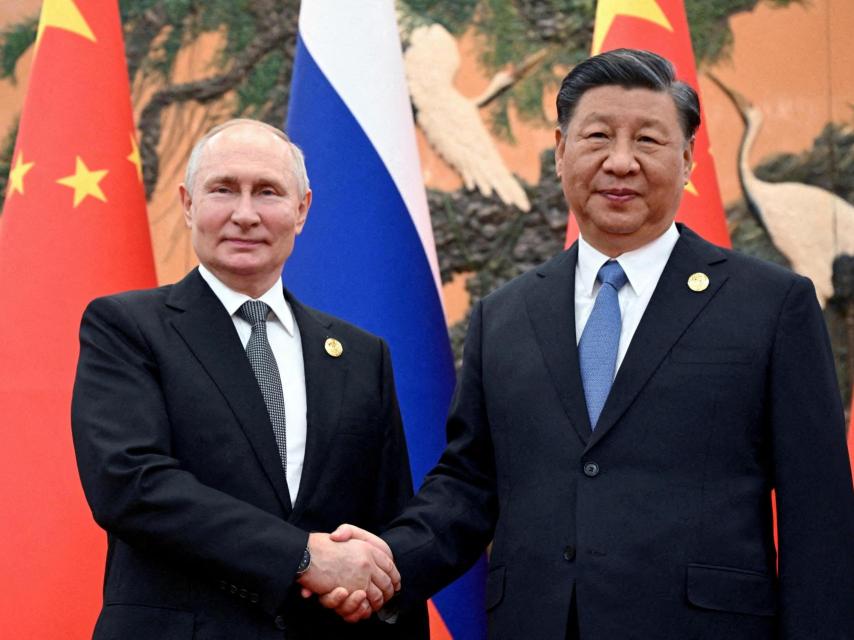 Vladímir Putin estrecha la mano con Xi Jinping en el Foro de la Franja y la Ruta de 2023.