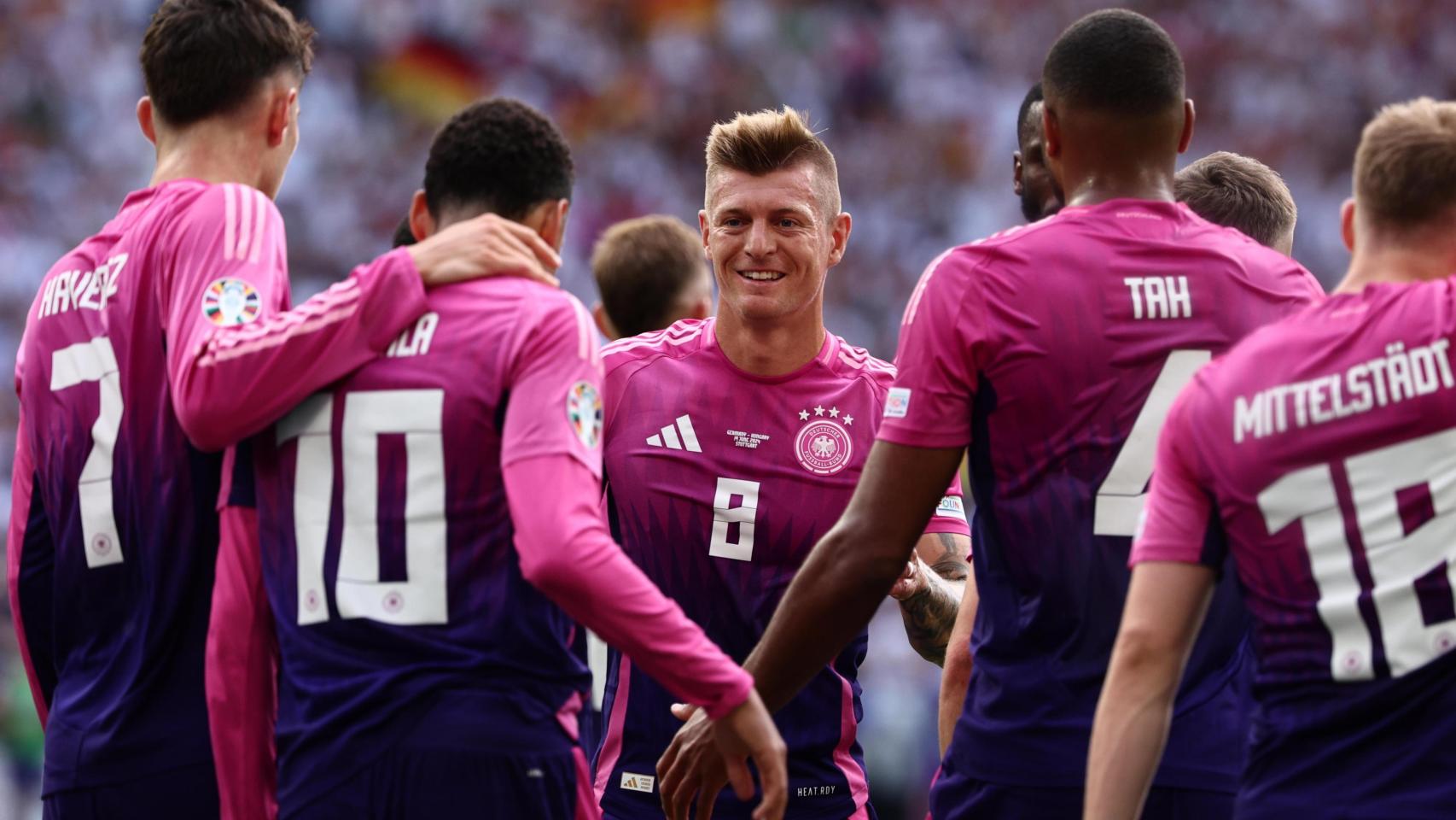 Kroos, rodeado por sus compañeros en la Eurocopa