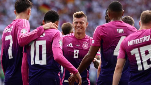 Kroos, rodeado por sus compañeros en la Eurocopa