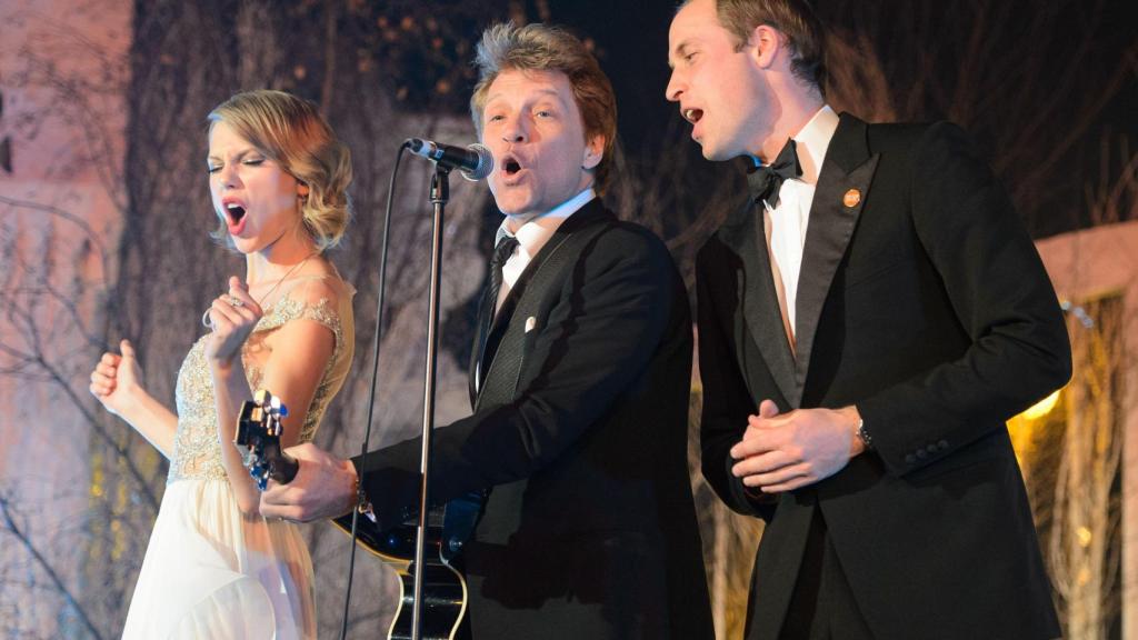 Taylor Swift, Jon Bon Jovi y el príncipe Guillermo cantando, en 2013.