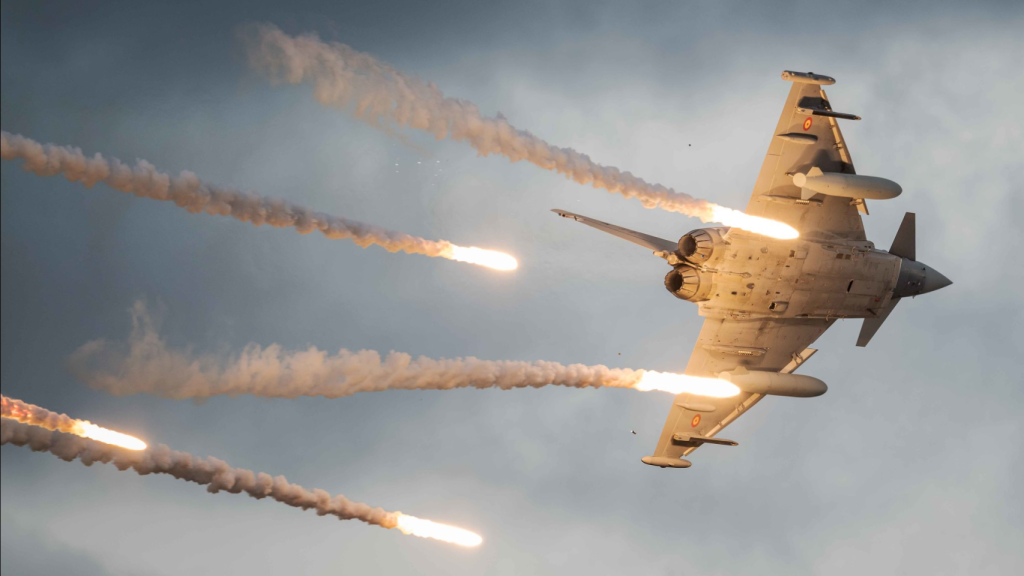 Caza Eurofighter desplegando contramedidas en un ejercicio aéreo
