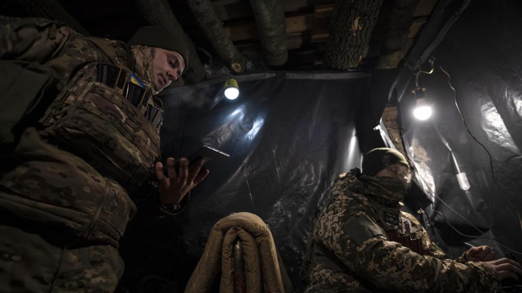 La sala de control de una unidad de drones ucraniana, instalada dentro de una trinchera del frente de combate de Bakhmut.