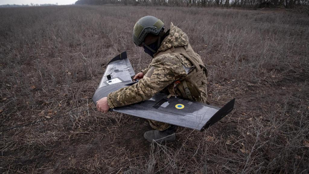 Momento en el que un soldado ucraniano lanza un dron Valkyrie para que realice una misión de reconocimiento.