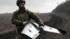 Un soldado ucraniano recoge el dron Valkyrie con el que su unidad acaba de hacer una misión de reconocimiento en el frente de combate de Bahkmut.