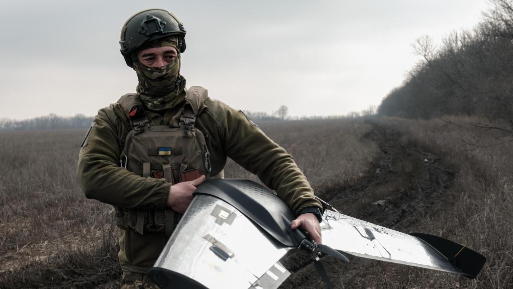 Un soldado ucraniano recoge el dron Valkyrie con el que su unidad acaba de hacer una misión de reconocimiento en el frente de combate de Bahkmut.