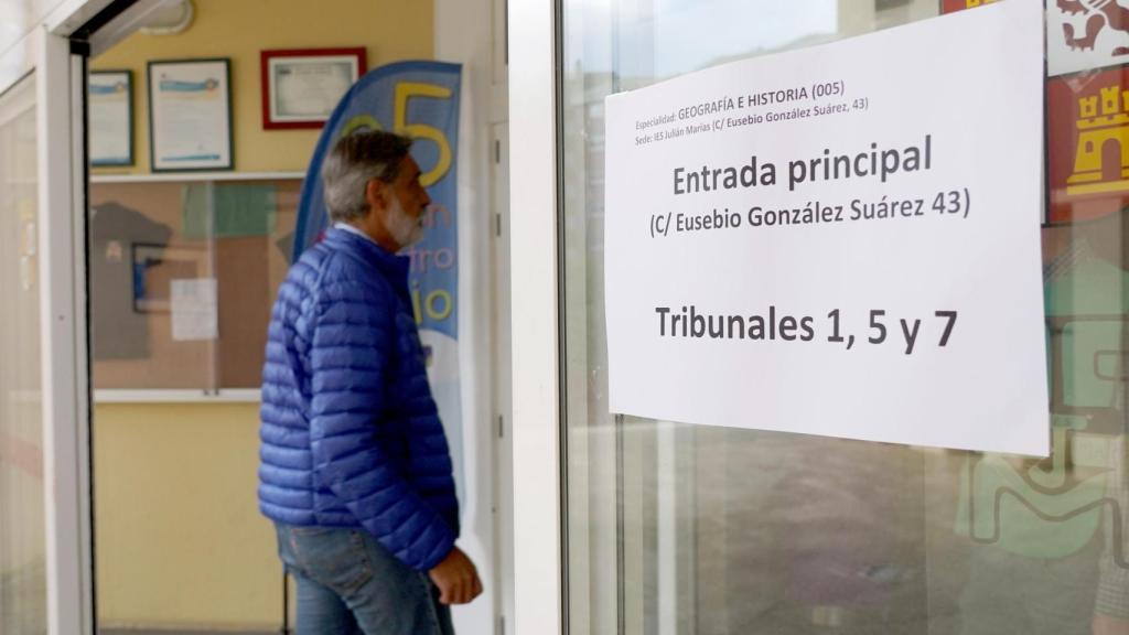 Un candidato llega al examen de la oposición en la especialidad de Geografía e Historia, este sábado en Valladolid