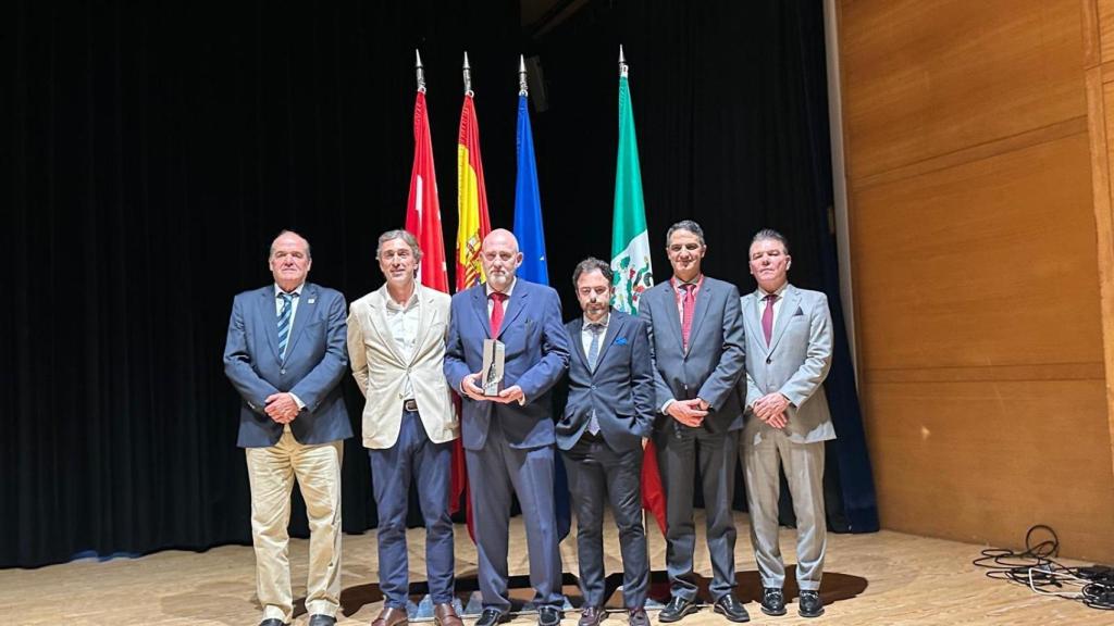 Imagen de la entrega del premio 'Escoba de Platino' al Ayuntamiento de Valladolid