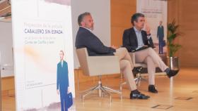 El presidente de las Cortes, Carlos Pollán, junto al periodista Gonzalo Bans, en un coloquio previo a la proyección de la película ‘Caballero sin Espada’