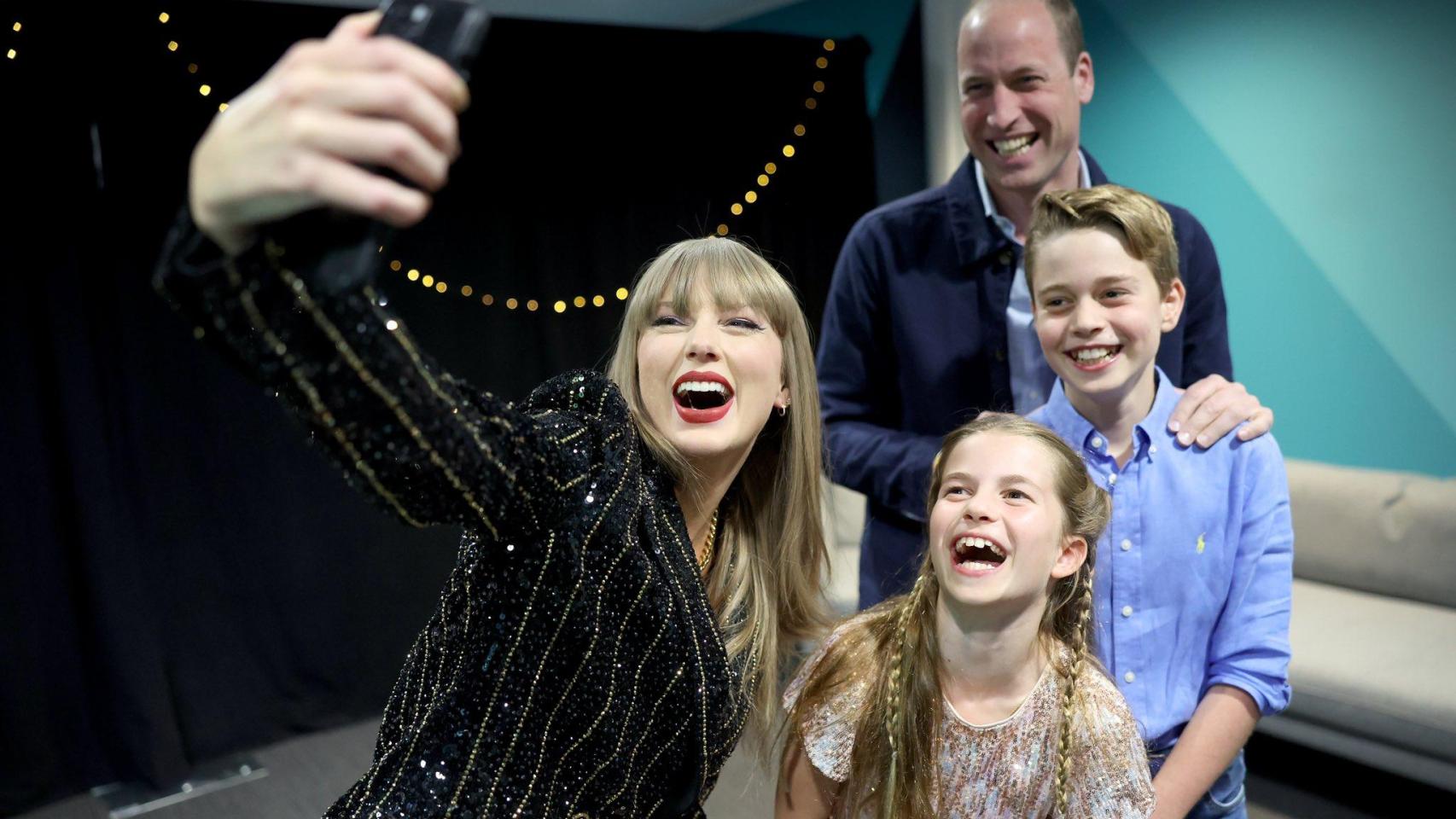 Taylor Swift haciéndose un 'selfie' con Guillermo y sus tres hijos, este pasado viernes, en Londres.