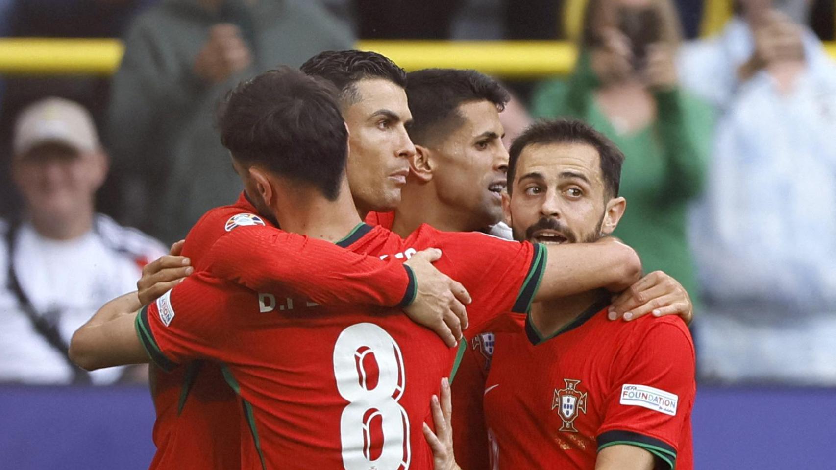 Los jugadores de Portugal celebran el gol de Bruno Fernandes antes Turquía.