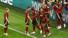 Los jugadores de Bélgica celebran el gol de Tielemans ante Rumanía.