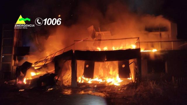 El incendio ha afectado gravemente al abandonado Centro de Raquetas 'La Mina' de Puertollano. Foto: SCIS Ciudad Real.