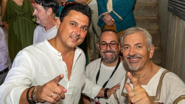 El alcalde de San Javier, José Miguel Luengo (i) y el concejal de Cultura, David Martínez (c) posan junto a Carlos Sobera tras una actuación del artista en el Festival de Teatro de San Javier en 2022.