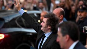 El presidente argentino, Javier Milei, este viernes a su llegada al Casino de Madrid, donde recogió el premio del Instituto Juan de Mariana.