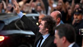 El presidente argentino, Javier Milei, este viernes a su llegada al Casino de Madrid, donde recogió el premio del Instituto Juan de Mariana.