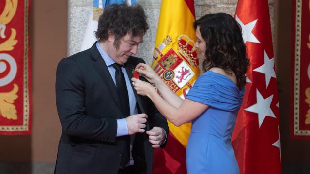 La presidenta de la Comunidad de Madrid, Isabel Díaz Ayuso, condecora al presidente de la República Argentina, Javier Milei.