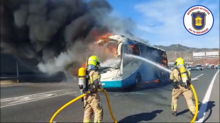 Un autobús ardiendo en mitad de la autovía en Málaga causa importantes problemas de tráfico