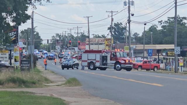 Los equipos de emergencias en el lugar donde se ha producido el tiroteo de Arkansas.