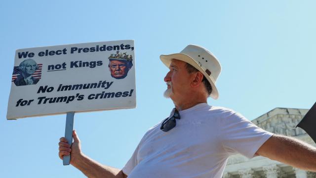 Gary Roush sostiene un cartel de protesta contra el expresidente estadounidense Donald Trump delante del Supremo en Washington, Estados Unidos, el 21 de junio de 2024.