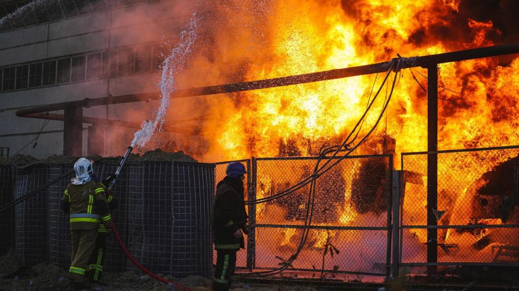 Imagen de archivo de bomberos ucranianos apagando un incendio en una planta de energía térmica, dañada por un ataque con misiles rusos en Kiev.