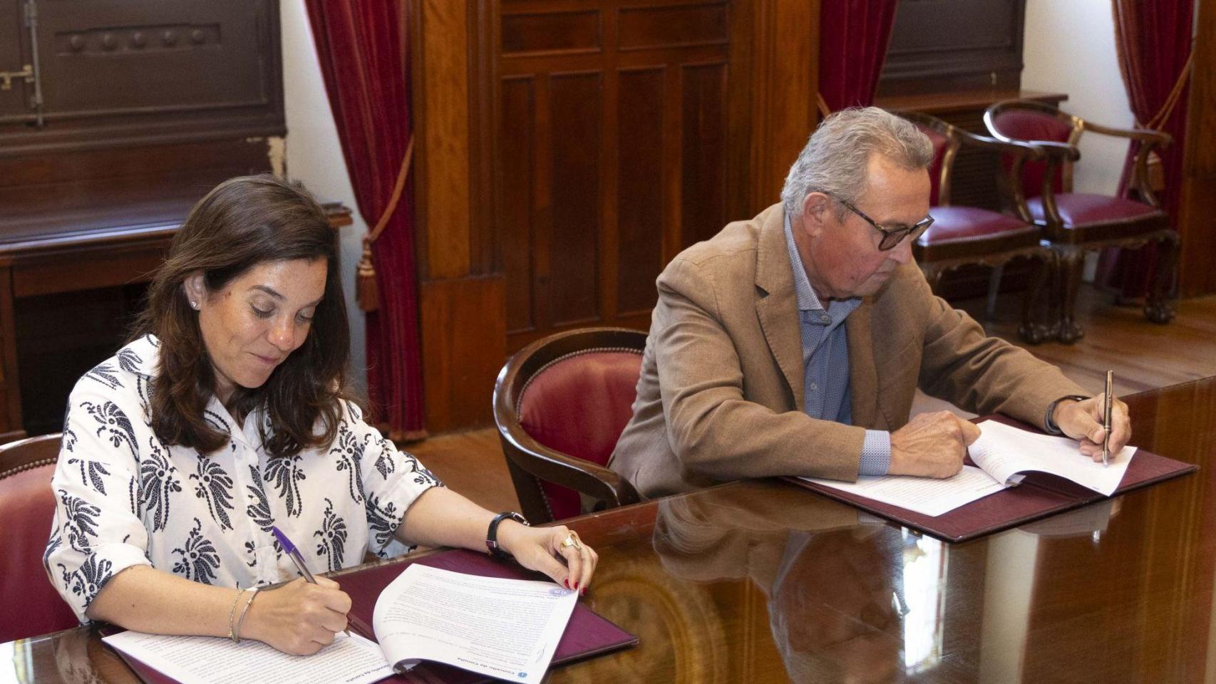 Firma del convenio de colaboración entre Ayuntamiento y ADACECO