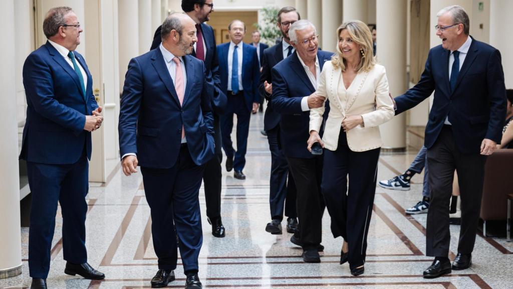 La portavoz del PP en el Senado, Alicia García (2d), a su llegada una sesión de control al Gobierno, en el Senado, a 18 de junio de 2024, en Madrid.