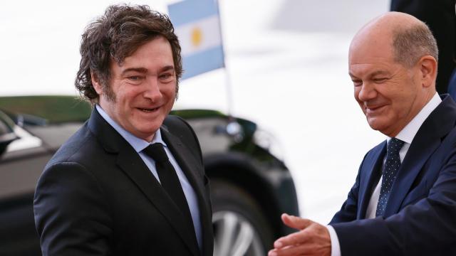 El canciller alemán, Olaf Scholz, recibe en Berlín el presidente argentino, Javier Milei.