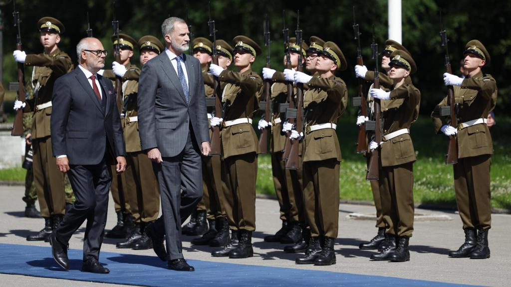 Felipe VI y el presidente de Estonia, Alar Karis, pasan revista a las tropas este domingo a su llegada a Tallin..