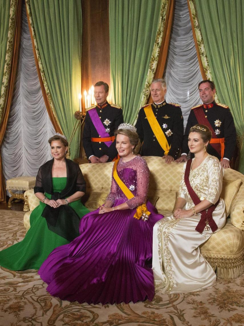 Foto de familia en la que aparecen el gran duque Enrique, la gran duquesa María Teresa, el príncipe Guillermo, la princesa Stéphanie, el rey Felipe y la reina Matilde de Bélgica, en 2019.