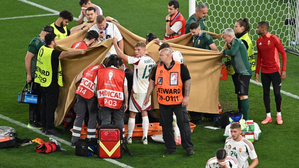 El futbolista húngaro Barnabas Varga atendido por los médicos sobre el césped