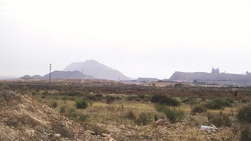 Vista de la Serreta de Fontcalent y la cantera, a la derecha.