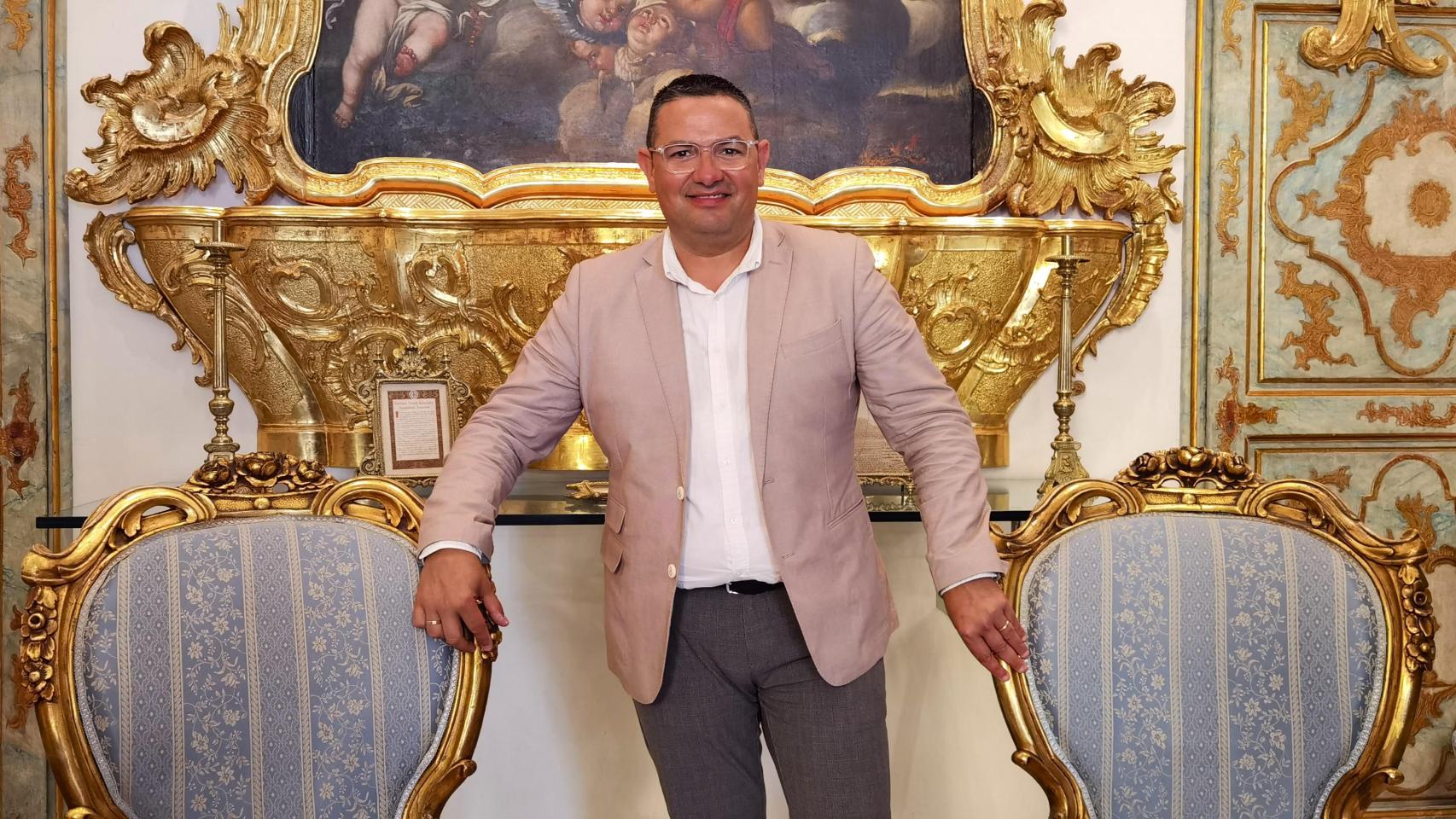 David Olivares, en el salón azul del Ayuntamiento de Alicante.