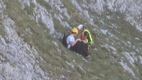 El rescatador auxiliando al montañero francés