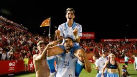 Los jugadores del Málaga celebran el ascenso a Segunda.