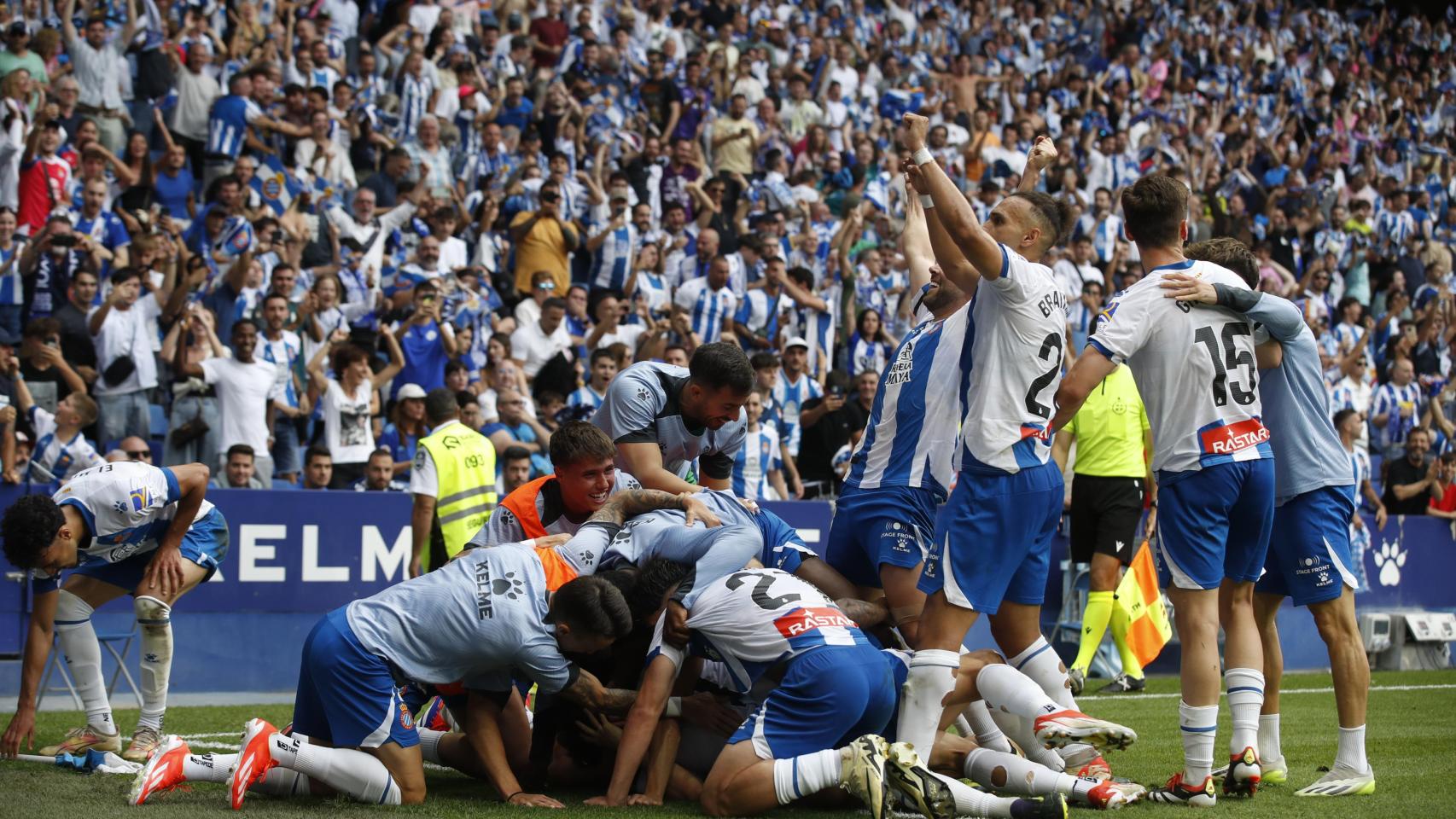 Los futbolistas del Espanyol celebran un gol frente al Oviedo.