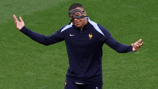 Mbappé porta la máscara que le protege la nariz durante un entrenamiento con Francia.