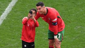 Cristiano Ronaldo accede a hacerse el selfie con un niño.