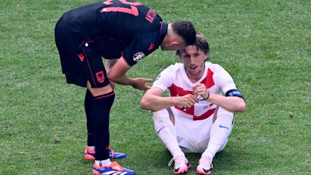 Luka Modric, consolado por un rival de Albania.