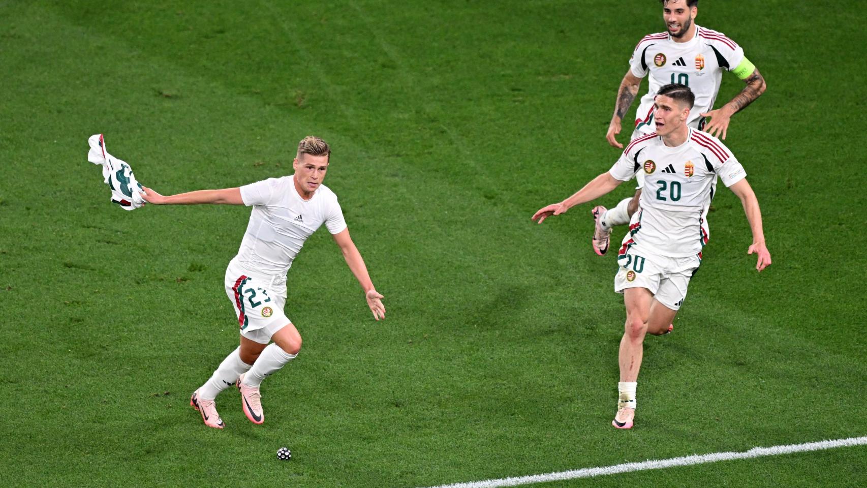 Csoboth celebra su gol para eliminar a Escocia de la Eurocopa.