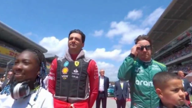 Carlos Sainz y Fernando Alonso durante la interpretación de los himnos en la previa del GP de España.