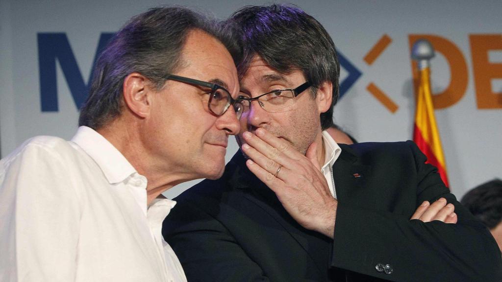 Los expresidentes de la Generalitat Artur Mas y Carles Puigdemont comparten confidencias, en la noche electoral del 26 de junio de 2016.