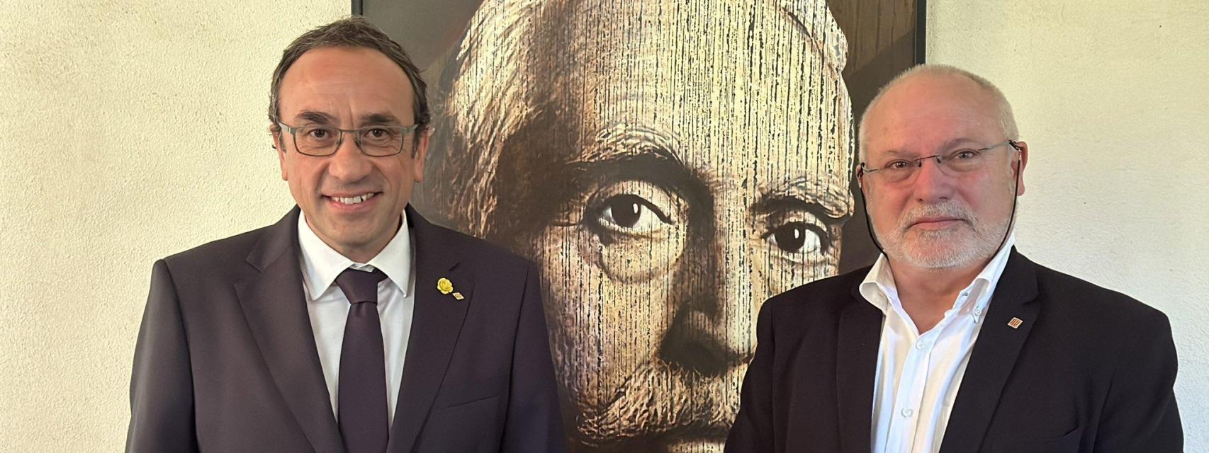 El presidente del Parlament, Josep Rull,  y el exconseller y diputado de Junts Lluís Puig, este domingo en Prats de Molló (Francia)