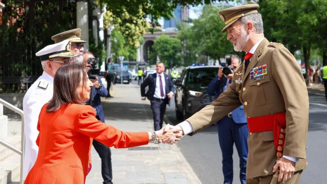 La ministra de Defensa, Margarita Robles, y Felipe VI  se saludan a su llegada a la clausura del XXV curso de Estado Mayor de la Escuela Superior de las Fuerzas Armadas, el pasado 18 de junio.