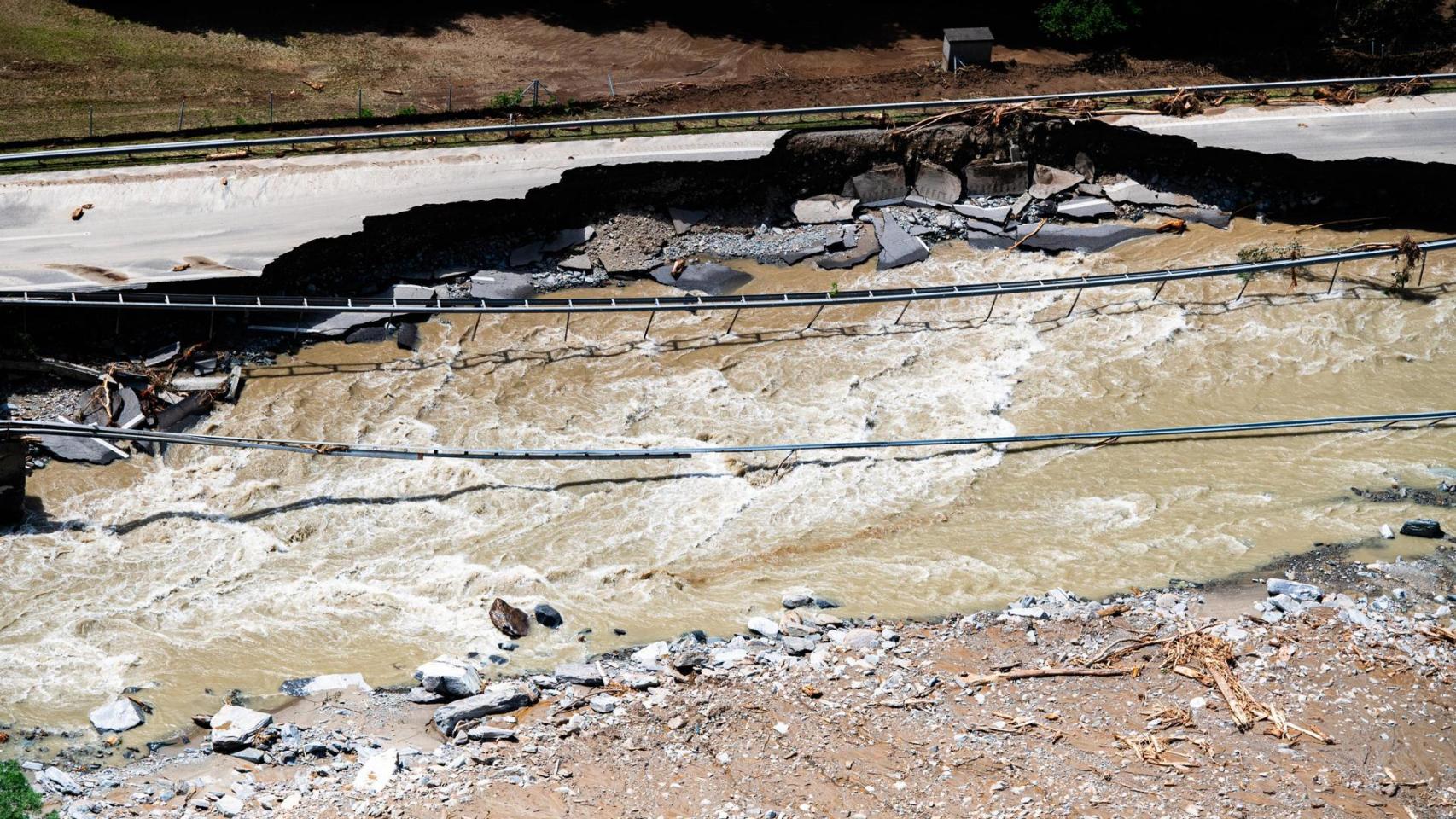 Imagen de la autopista A13, entre Lostallo y Soazza, destruida por la fuerza del río Moesa, en el sur de Suiza.