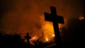 Vista desde el cementerio del incendio forestal arde en el pueblo de Latas (Grecia).