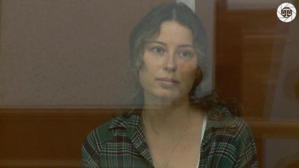 Ksenia Karelina, de doble nacionalidad estadounidense y rusa, detenida bajo sospecha de traición, asiste a una audiencia judicial en Ekaterimburgo, Rusia, el 20 de junio de 2024, en esta imagen fija tomada de un vídeo.