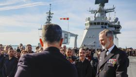 Felipe VI, en su visita al portaaeronaves 'Juan Carlos I', en Tallín (Estonia), el domingo pasado.